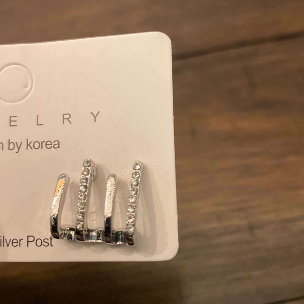 NIB Silver/ Rhinestone Ear Cuff - Picture 5 of 6